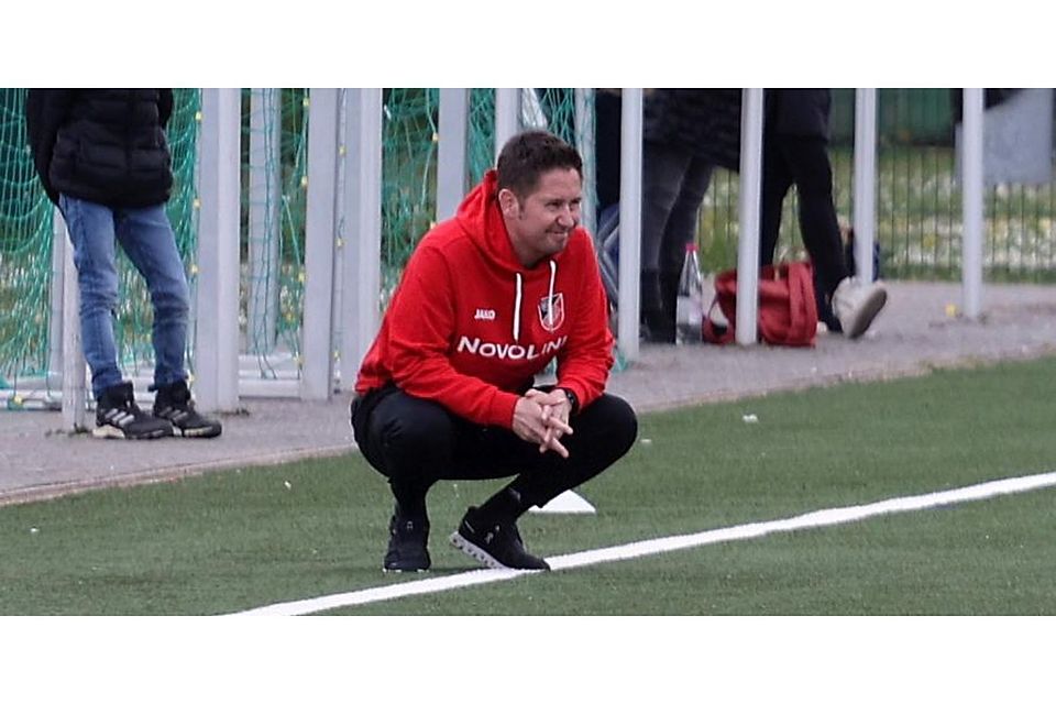 Kritischer Blick: In der Nachspielzeit gaben die Binger um Trainer Patrick Joerg noch den Punkt in Mutterstadt aus der Hand.	Foto: Mario Luge