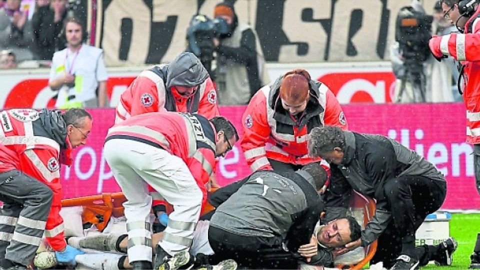 Die Horror-Szene am vergangenen Bundesliga-Wochenende: Christian Gentner vom VfB Stuttgart liegt verletzt am Boden und wird nach dem harten Einsteigen des Stuttgarter Keepers Koen Casteels behandelt.	Foto: Hübner