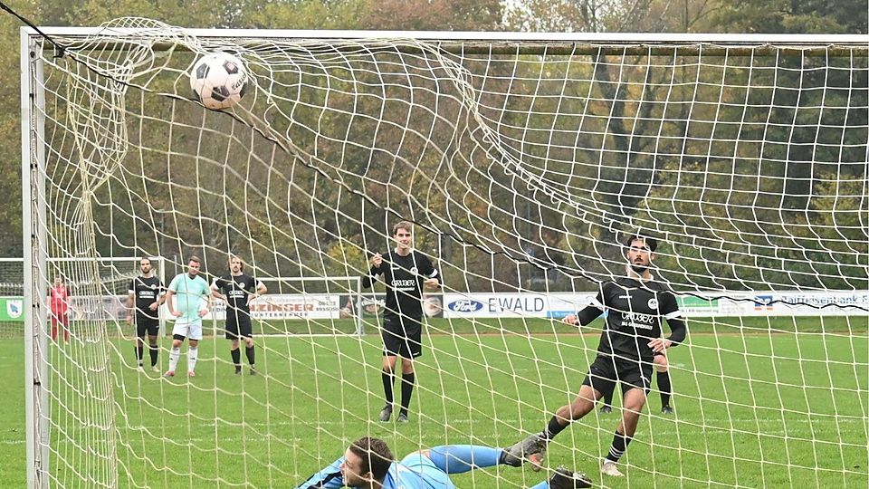 Starker Elfmeter: Herzogstadts Nawid Mostafai verwandelt ins Kreuzeck zum 1:0 gegen Oberdings chancenlosen Torwart Alexander Strobl.