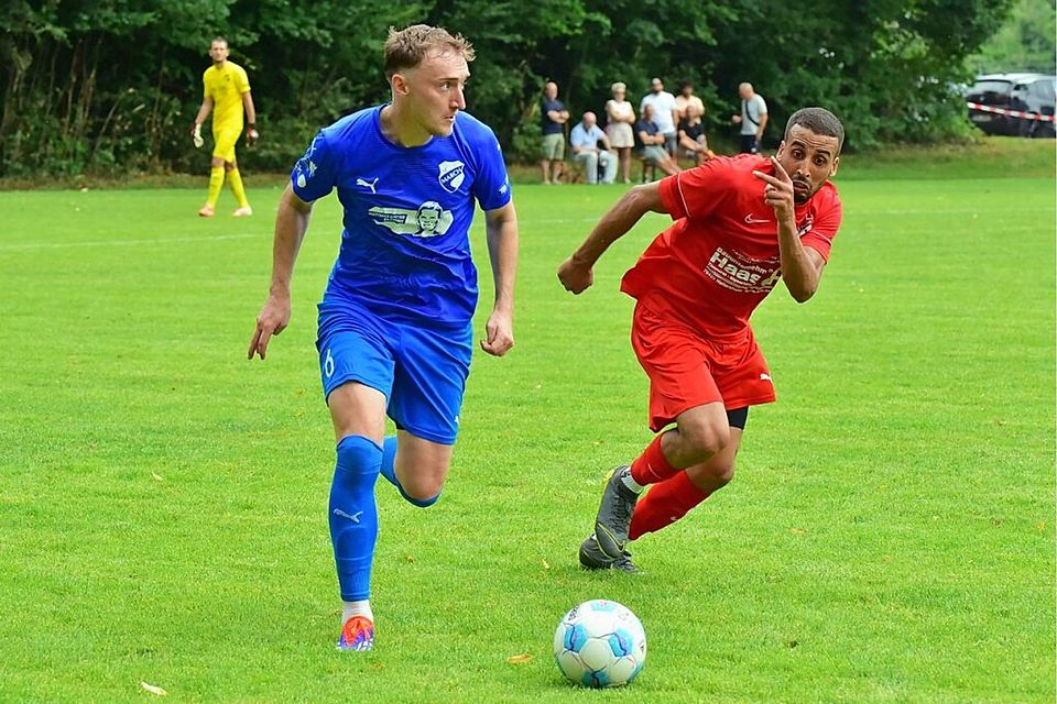 Marvin Baumer (links) wirft mit dem SC March im südbadischen Pokal den SV Ballrechten-Dottingen (Nouaim Bougtib) aus dem Wettbewerb.  | Foto: Daniel Thoma