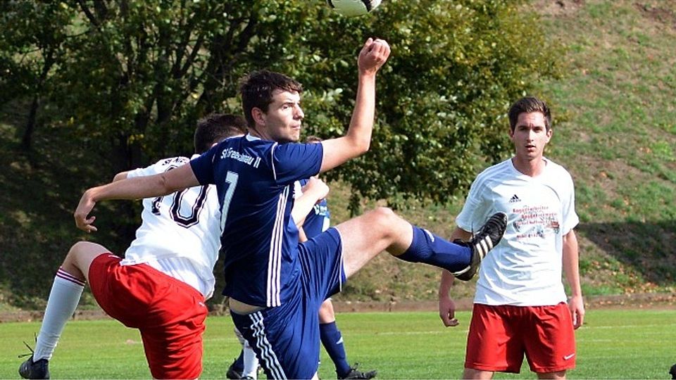 Im „kleinen Derby im Blauen Eck“ empfing die SG Freiensteinau II am „Tag der Deutschen Einheit“ den SV Nieder-Moos. 	Foto: Michelmann