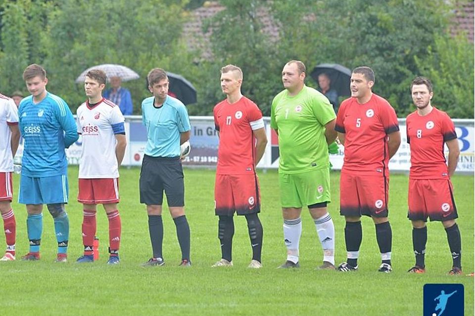 Dennis Nowak (Bildmitte) führt den FC Handlab als Kapitän aufs Feld.