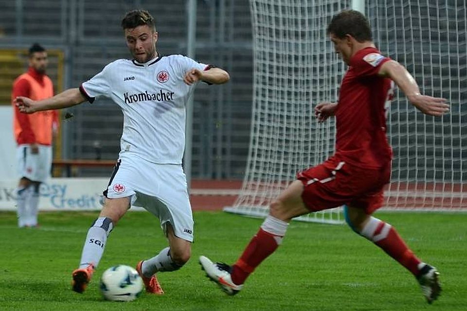 Bei Eintracht Frankfurt schaffte Ernst den Sprung zu den Profis nicht - zu lang war da schon seine Krankenakte. Wenn er fit war, spielte er. Wie hier 2013 gegen Hessen Kassel für die Zweite Mannschaft.