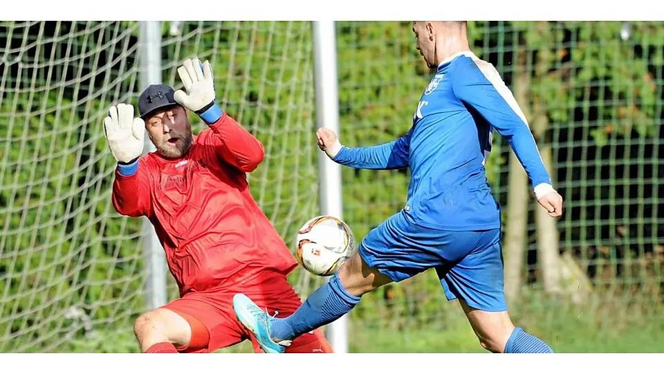 Philipp „Kloppo“ Kirchhain (li.), Sportlicher Leiter und Stand-By-Torwart des VfB Wetter, erklärt den schwachen Saisonstart und blickt voraus. (Archivfoto) © Martin Weis