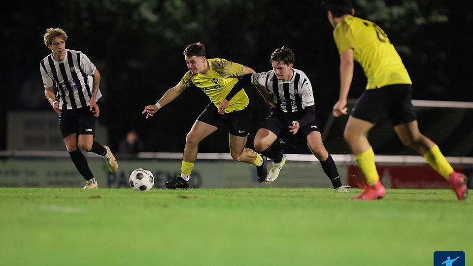 Hart geführte Duelle: Oberliederbachs Emre Danaci (links) gegen Weilbachs Julian Belosevic (rechts). 