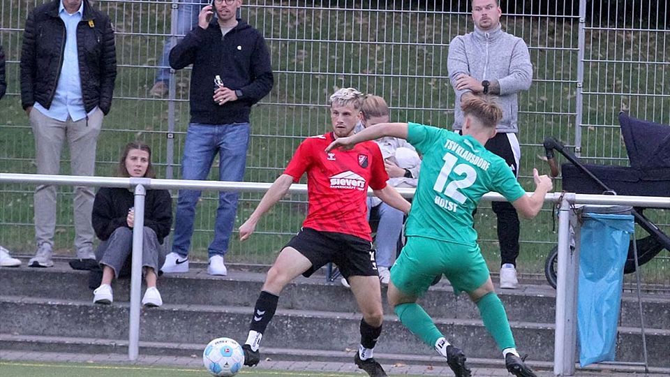 Niclas Krause (li., TSV Kropp) erlöste den amtierenden Vizemeister mit dem späten Golden Goal.