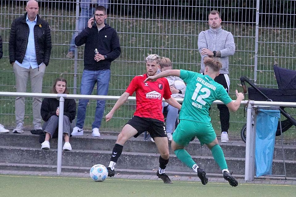 Niclas Krause (li., TSV Kropp) erlöste den amtierenden Vizemeister mit dem späten Golden Goal.