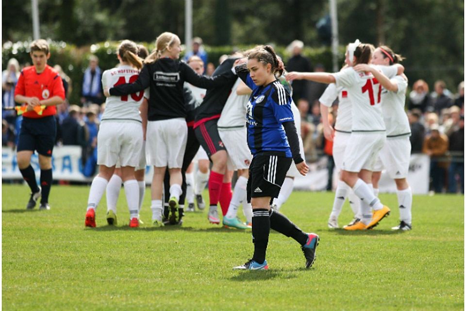 Eine einsame Lahrer Fußballspielerin vor den jubelnden Akteurinnen des Pokalsiegers SC Hofstetten | Foto: Russ