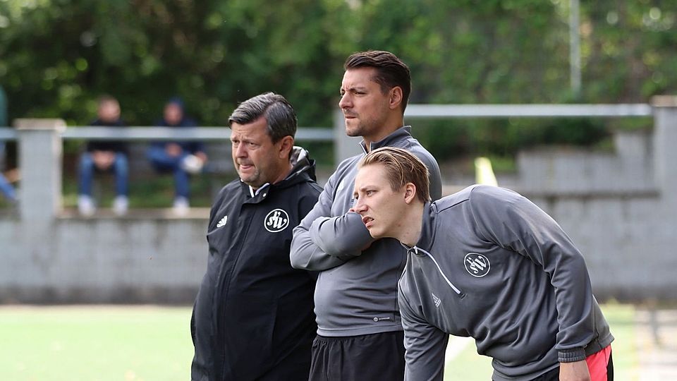Alex Odenthal - in der schwarzen Jacke - ist nicht mehr Trainer des SV Wachtberg.