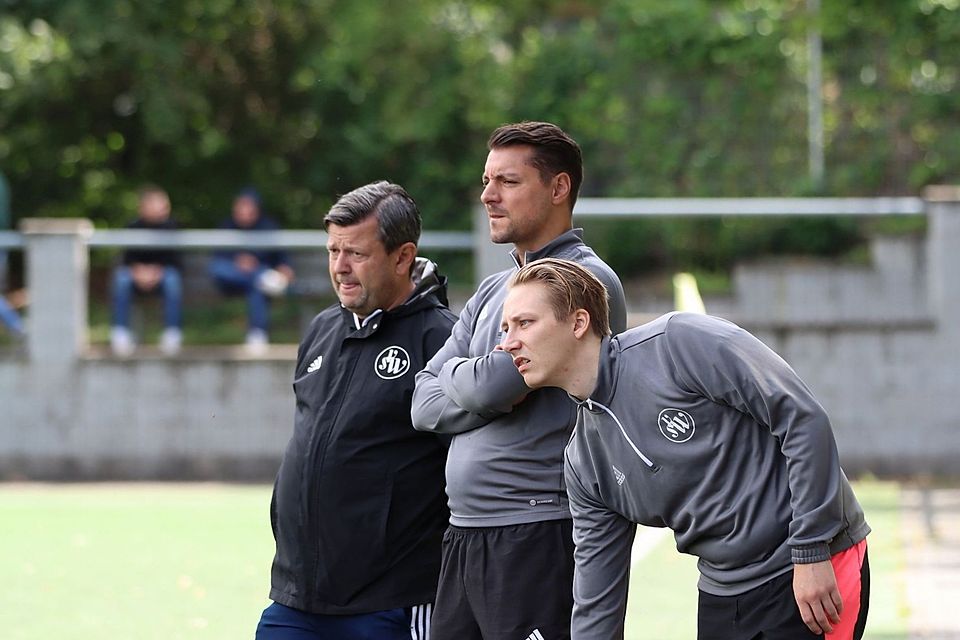 Alex Odenthal - in der schwarzen Jacke - ist nicht mehr Trainer des SV Wachtberg.