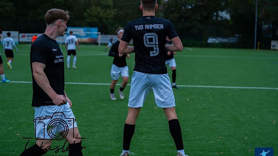 Niclas Lehbrink (rechts) zelebriert seinen Torjubel!