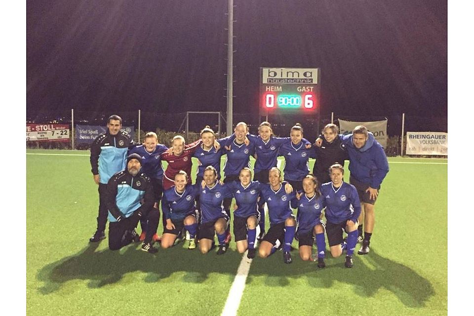 So sehen strahlende Sieger aus: Die MFFC-Frauen um Chefcoach Jan Fiala (rechts) bejubeln das 6:0 im Regionalpokalfinale über Schierstein 08.