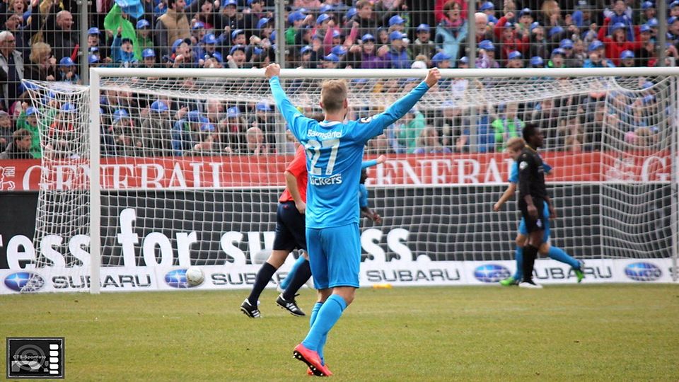 Die Stuttgarter Kickers gewinnen souverän gegen Duisburg mit 4:2. Sterr