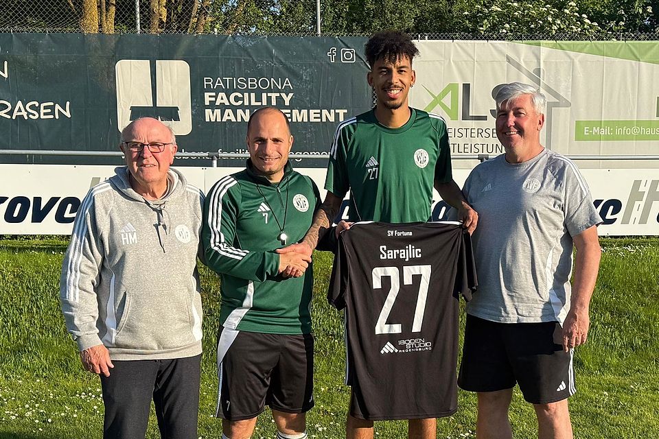 Über den Verbleib von Jason Sarajlic (Zweiter von rechts) bei Fortuna Regensburg freuen sich Sportlicher Leiter Hans Meichel, Cheftrainer Arber Morina und Sportdirektor Helmut Zeiml (von links). Über den Verbleib von Jason Sarajlic (Zweiter von rechts) bei Fortuna Regensburg freuen sich Sportlicher Leiter Hans Meichel, Cheftrainer Arber Morina und Sportdirektor Helmut Zeiml (von links).