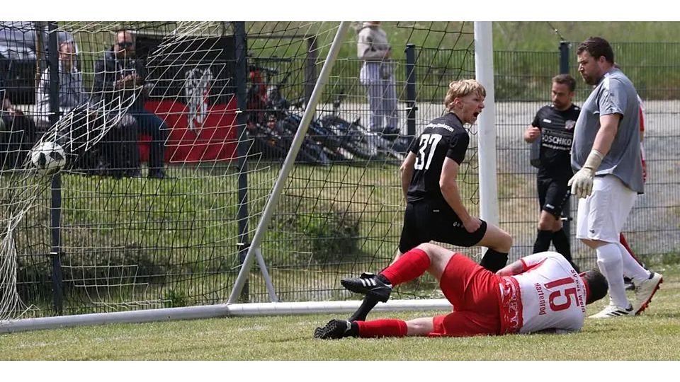 Brüllt seine Freude heraus: Robin Ingo Mey hat gerade das 4:1 für Meister SG Silberg/Eisenhausen II erzielt, geschlagen sind Jan Schauss (Nr 15) und Keeper Kamil Skupin von Hartenrod II. © Jens Schmidt