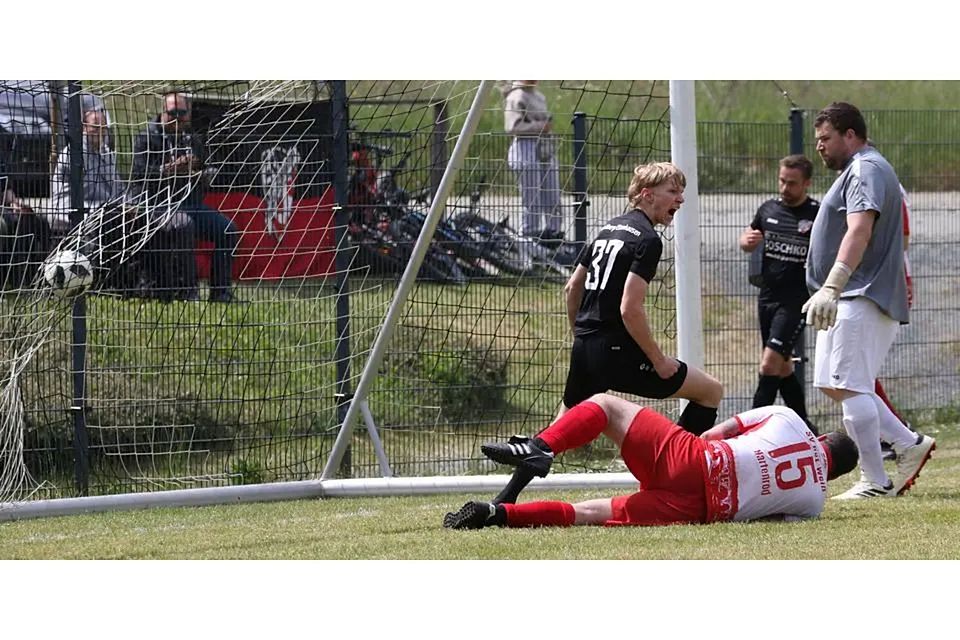 Brüllt seine Freude heraus: Robin Ingo Mey hat gerade das 4:1 für Meister SG Silberg/Eisenhausen II erzielt, geschlagen sind Jan Schauss (Nr 15) und Keeper Kamil Skupin von Hartenrod II. © Jens Schmidt