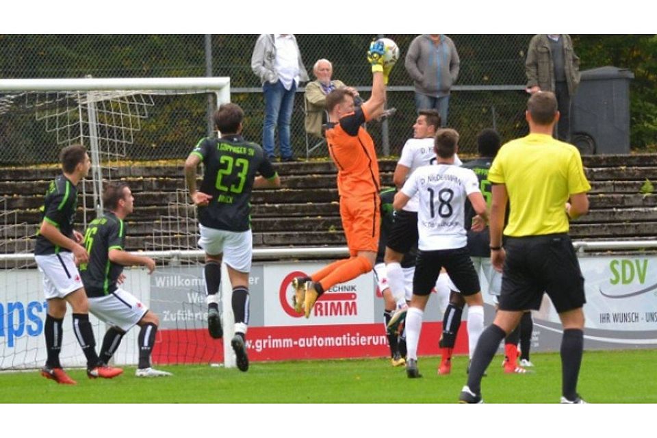 In dieser Situation behält die Göppinger Abwehrkette mit Torhüter Kevin Rombach die Oberhand im Oberliga-Auswärtsspiel, am Ende aber unterlag der Sportverein in Villingen deutlich mit 0:3.  Andre Heyral