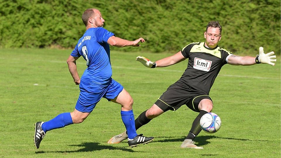 Co-Spielertrainer Marco Berenyi (links), hier im Duell mit Torwart Dominik Strazmann vom TSV Sickenhausen, will mit seinem TSV Dettingen/E. wieder weit kommen.