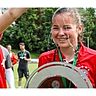 Wasserdusche mit Meisterschale: Die Ebersbergerin Julia Pollak hatte in Aschheim nach dem Erfolg mit ihrem U17-Team des FCB allen Grund zum Feiern. foto: christian Riedel