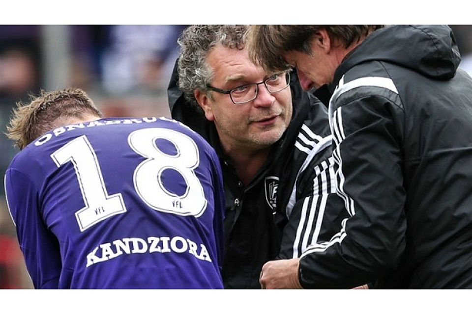 Teamarzt Thomas Herzig (Mitte) und Physiotherapeut Günter Schröder behandeln VfL-Spieler Marcel Kandziora.