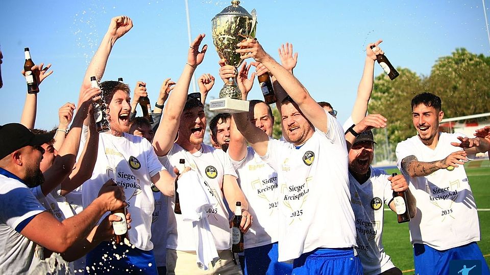 Die „Zweite" vom TSV Gau-Odernheim streckte hochverdient den Kreispokal in die Höhe. Aufgrund einer schweren Verletzung eines Gegenspielers wurde dies aber fast zur Nebensache. 