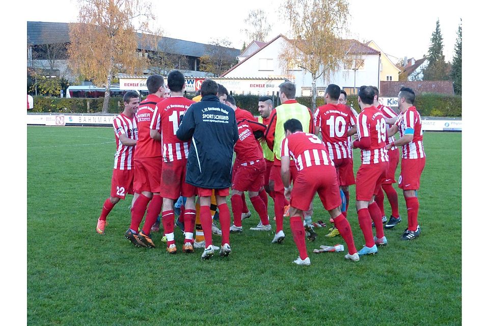 Die Spieler des FC Normannia Gmünd bejubeln ihren Sieg. (Foto: Jan Sigel)