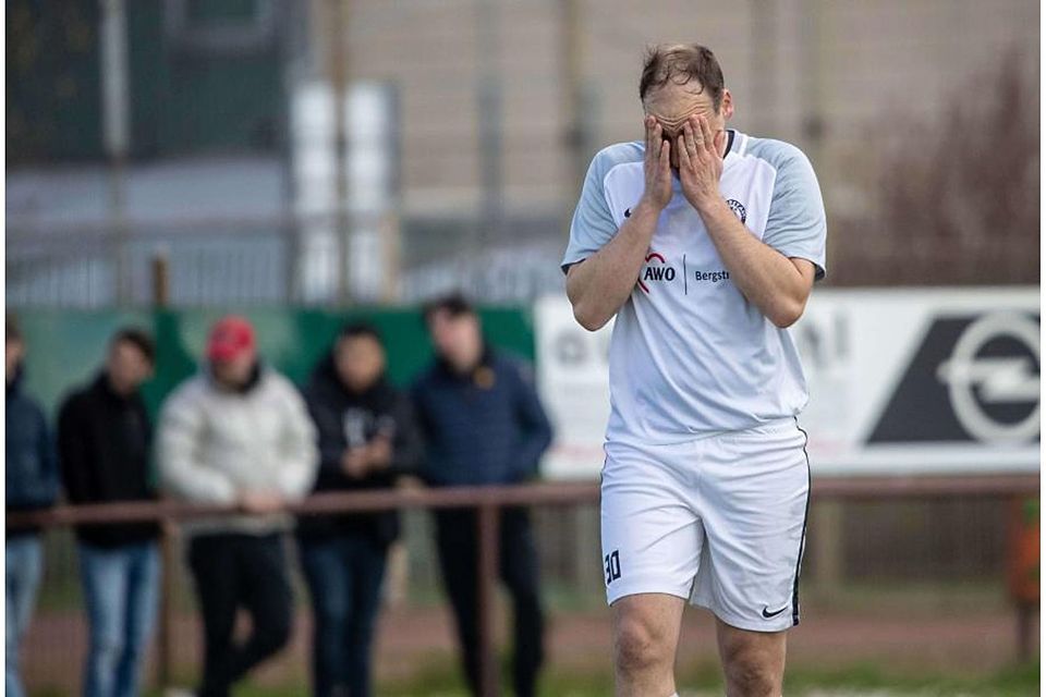 Gar nicht mehr hinschauen mochte Kevin Krezdorn, Spielertrainer des VfR Bürstadt, nach dem 0:13 im Heimspiel gegen die SG Odin Wald-Michelbach.	