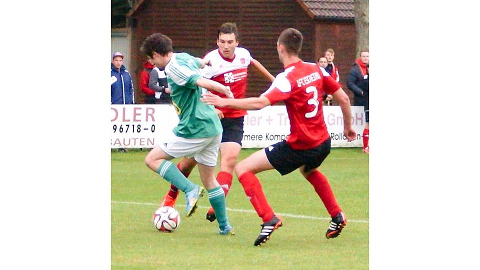 Dominik Reimann, der sich in dieser Szene zwei Eschenauer Gegenspielern gegenüber sieht, brachte die Leinburger Reserve nach einer knappen halben Stunde mit 1:0 in Führung. Fotos: Keilholz