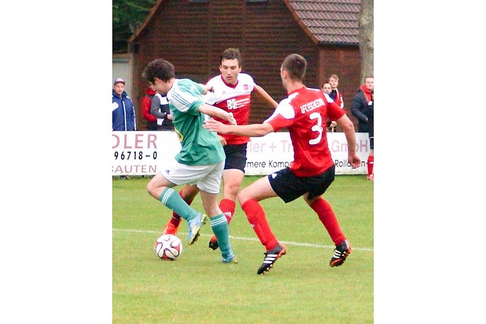Dominik Reimann, der sich in dieser Szene zwei Eschenauer Gegenspielern gegenüber sieht, brachte die Leinburger Reserve nach einer knappen halben Stunde mit 1:0 in Führung. Fotos: Keilholz
