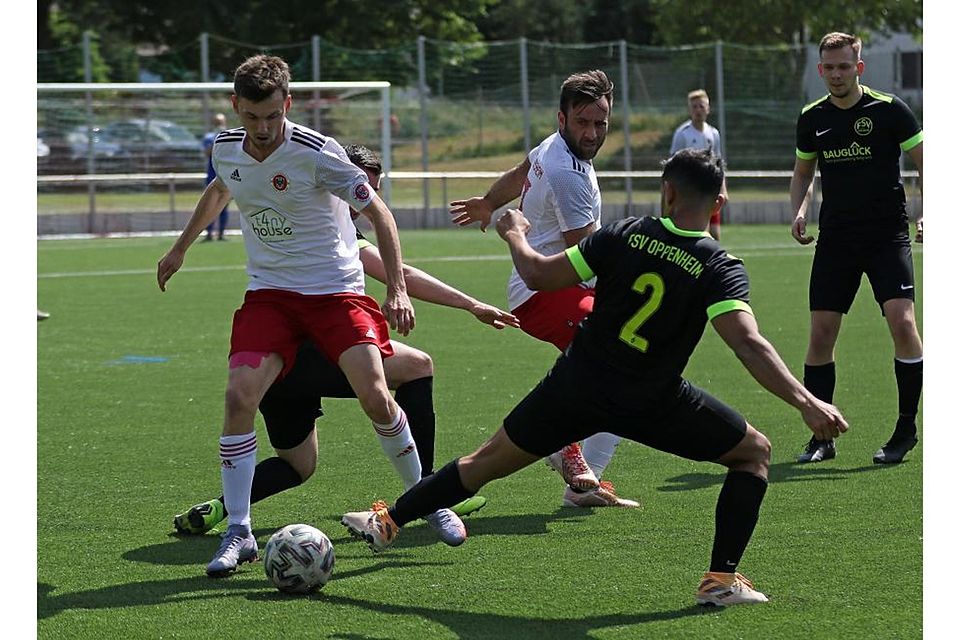 Die TSG mit Nico Schwuchow (weiß-rot, am Ball) und Mikheili Kopaliani verliert unglücklich gegen Oppenheim.	