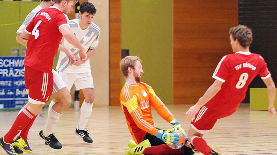 Der TSV Möttingen (in rot) beim vorjährigen Futsal-Vorrundenspiel zur schwäbischen Meisterschaft in Nördlingen gegen den SV Eggelstetten mit Raphael Schmid gegen Torwart Raimund Gritschneder. 	F.: Walter Brugger