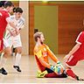 Der TSV Möttingen (in rot) beim vorjährigen Futsal-Vorrundenspiel zur schwäbischen Meisterschaft in Nördlingen gegen den SV Eggelstetten mit Raphael Schmid gegen Torwart Raimund Gritschneder. 	F.: Walter Brugger
