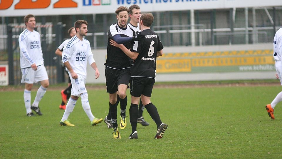 Trifft wieder: Delbrücks Toptorjäger Manuel Eckel (M.l.) schoss beide Tore beim 2:0-Sieg in Vreden. F: Heinemann