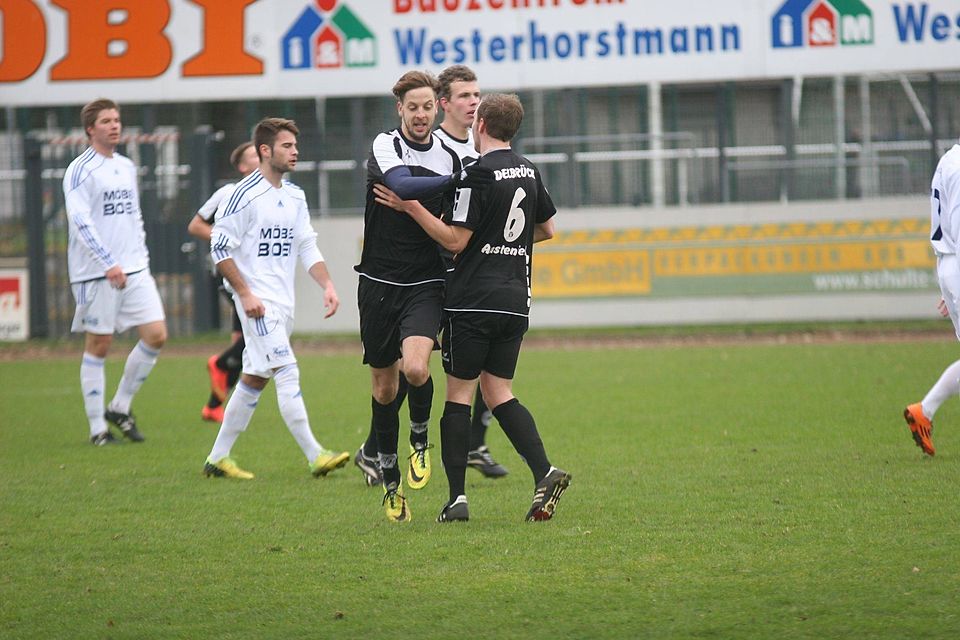 Trifft wieder: Delbrücks Toptorjäger Manuel Eckel (M.l.) schoss beide Tore beim 2:0-Sieg in Vreden. F: Heinemann