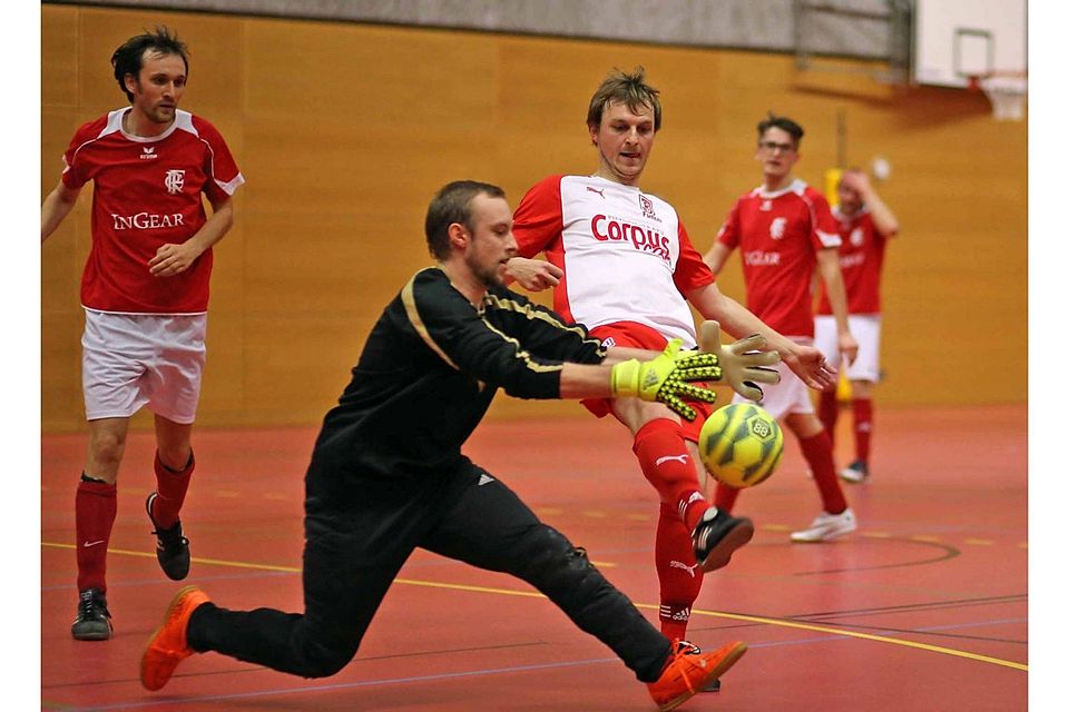Der Futsal Club um Torhüter Markus Burkert bereitet sich auf die neue Bezirksliga-Saison vor. F: Brüssel Der Futsal Club um Torhüter Markus Burkert bereitet sich auf die neue Bezirksliga-Saison vor. F: Brüssel