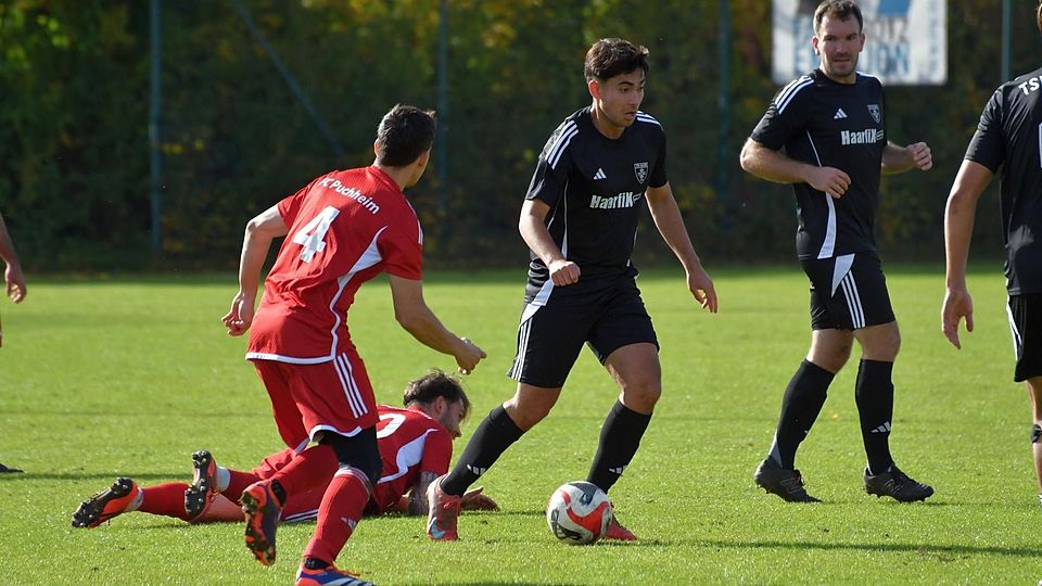 Gegen leidenschaftlich verteidigende Puchheimer (rote Trikots) fand der TSV Alling (schwarze Trikots) kein Durchkommen.