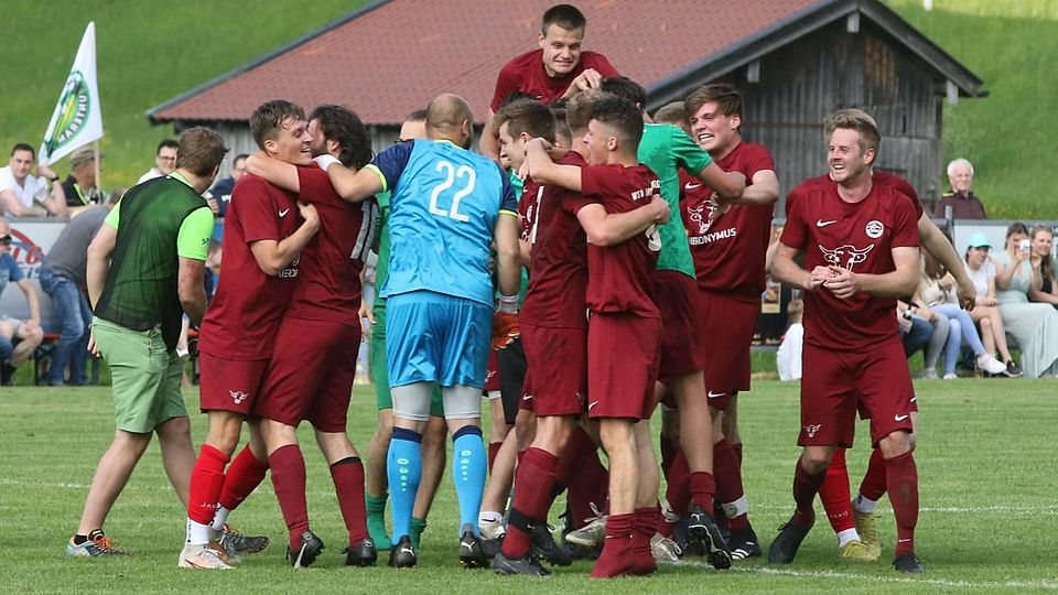 Diesen Jubel haben sie konserviert: Die Unterammergauer feierten den Aufstieg in die Kreisliga. Coach Josef Thiermeyer sieht seine Mannschaft in der kommenden Saison keinesfalls als Kanonenfutter.