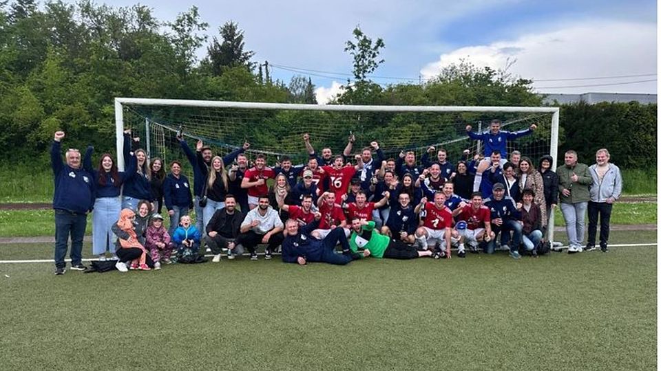 Kollektive Freude bei der TuS-Familie nach Meisterschaft und Aufstieg