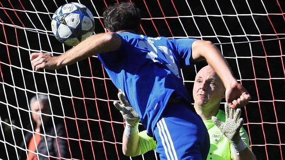 Hielt den Sieg fest: Attachings Torhüter Hans Gamperl war in dieser Szene auf dem Posten – und fischte in der Nachspielzeit einen Eittinger Schuss aus dem Winkel.