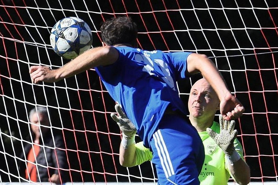 Hielt den Sieg fest: Attachings Torhüter Hans Gamperl war in dieser Szene auf dem Posten – und fischte in der Nachspielzeit einen Eittinger Schuss aus dem Winkel.