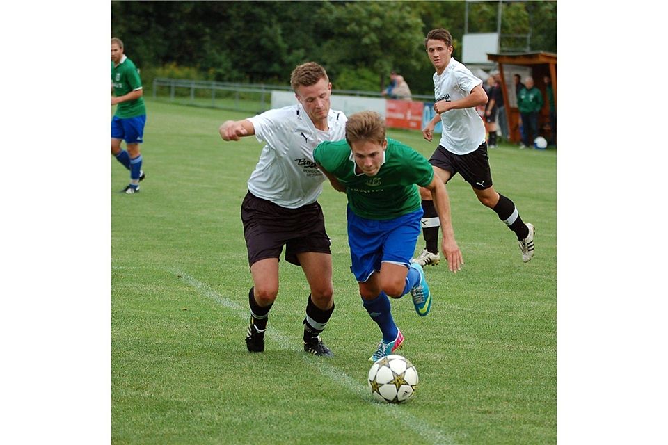 Simon Sigl (grün-blau) jagt künftig für den TSV Bogen dem Ball hinterher.  Foto: sk