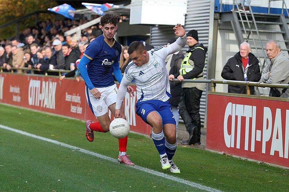 Tanz an der Seitenlinie zwischen dem extrem zweikampfstarken Jan Pioch (TuS Rotenhof) und Jorden Winter (hinten, Holstein Kiel II).