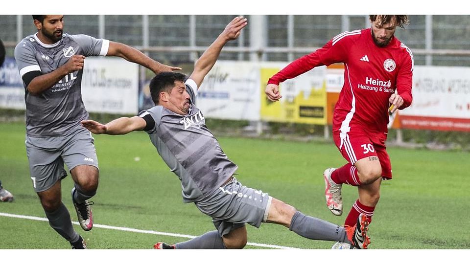 Eisemroths Spielertrainer Sebastian Henn (M.) geht mit Einsatz voran und trennt Oberschelds Dustin Weber per Grätsche vom Ball. Eisemroth und Bilal Quamar (li.) fahren durch das 5:1 im Kellerduell die ersten drei Saisonpunkte ein. Eisemroths Spielertrainer Sebastian Henn (M.) geht mit Einsatz voran und trennt Oberschelds Dustin Weber per Grätsche vom Ball. Eisemroth und Bilal Quamar (li.) fahren durch das 5:1 im Kellerduell die ersten drei Saisonpunkte ein. © Lorenz Pietzsch