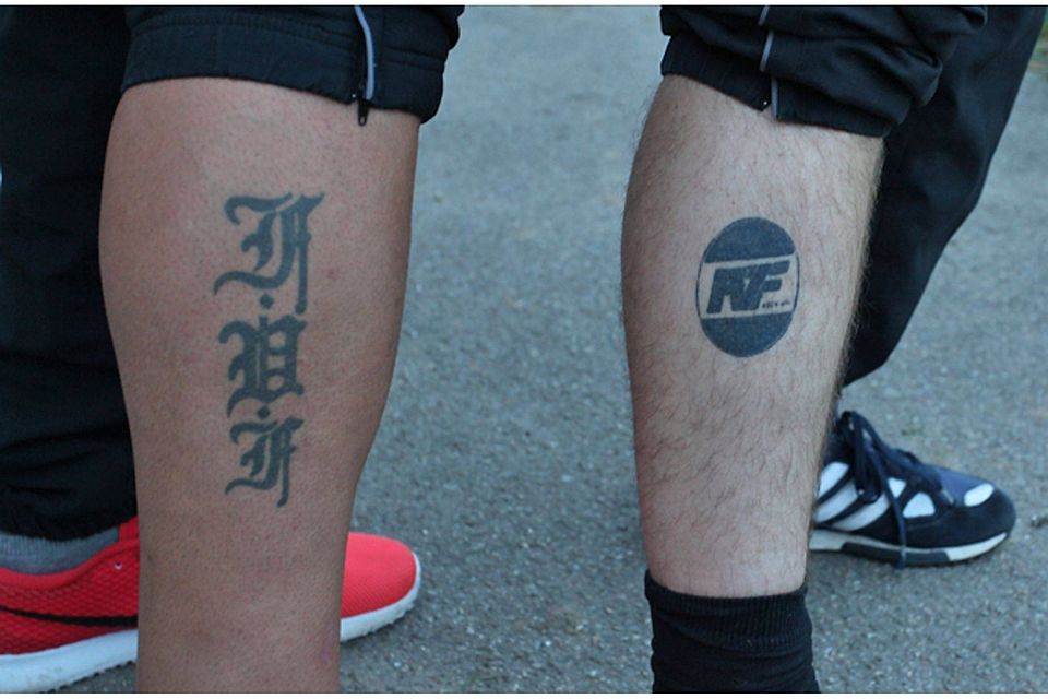 Echte Liebe: das Vereinskürzel beim &quot;Co&quot; (links), das Logo beim  zweiten Vorstand als Tattoo. | Foto: Matthias Konzok