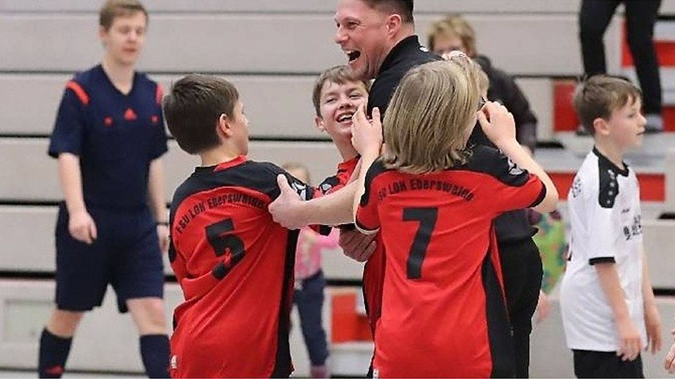 Wir haben es geschafft: Der Eberswalder Lok-Trainer Matthias Schönknecht freut sich mit seinen Jungs über die dritte Finalteilnahme der Hallen-Landesmeisterschaft in Folge. © Foto: Carola Voigt