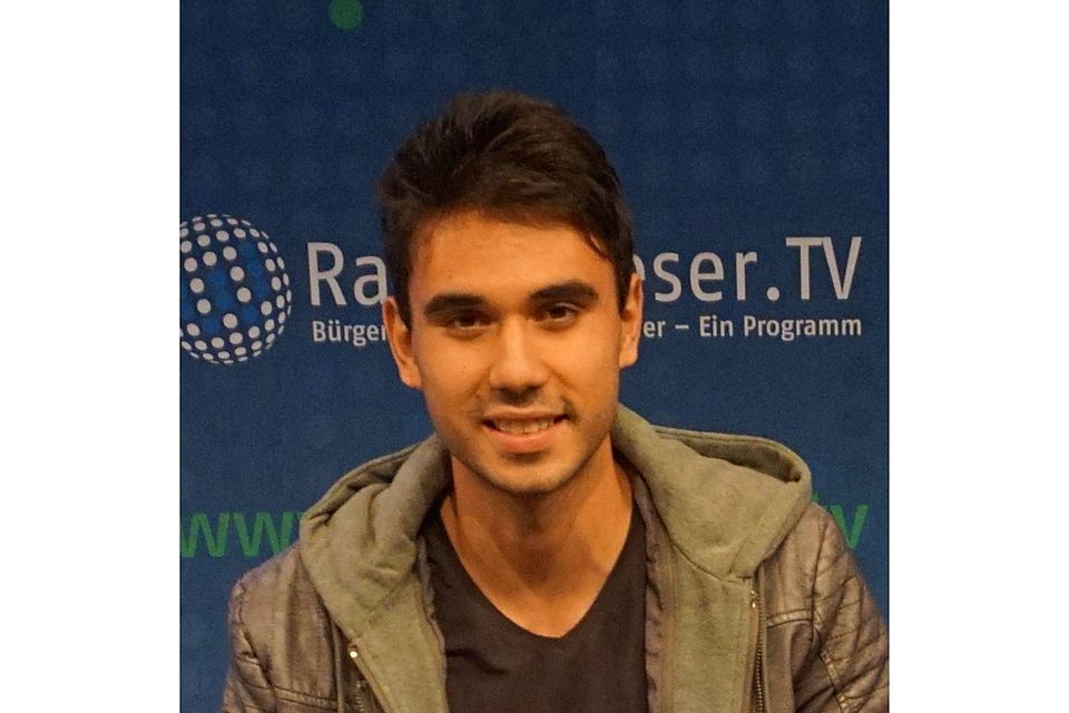 Gerrit Holtmann muss derzeit viel Pressearbeit leisten, wie hier bei RadioWeserTV in Bremerhaven. Foto: Volker Schmidt