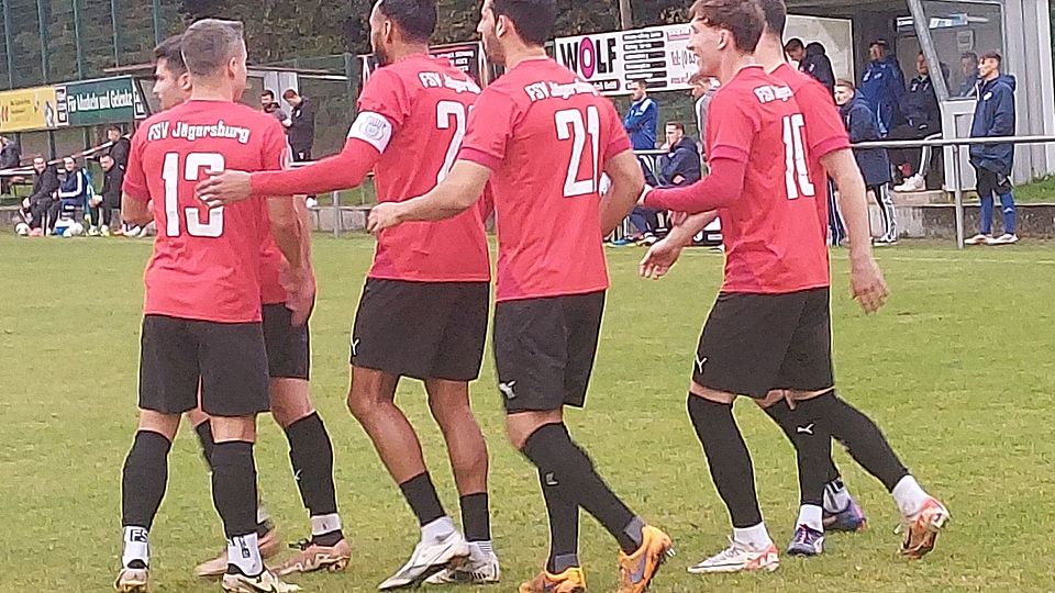 Mike Scharwath (rechts) und sein FSV Jägersburg dürfen wieder auf die Meisterschaft hoffen