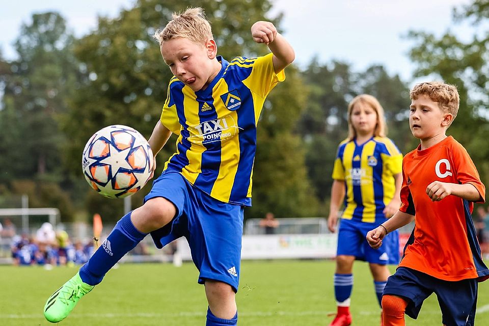 Raus die Zunge, weg den Ball: Die Poinger Nachwuchskicker legten sich im U11-Turnier ordentlich ins Zeug, wie hier bei der Vorrundenpartie gegen die SG Quelle Fürth.