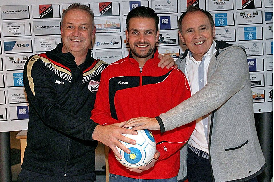 Trainerwechsel beim TSV Dasing: Jürgen Schmid (links), der im Sommer 2020 den TSV Dasing nach 18 Jahren verlässt, stellte zusammen mit Abteilungsleiter Michael Schaeffer (rechts) seinen Nachfolger Frank Mazur vor.