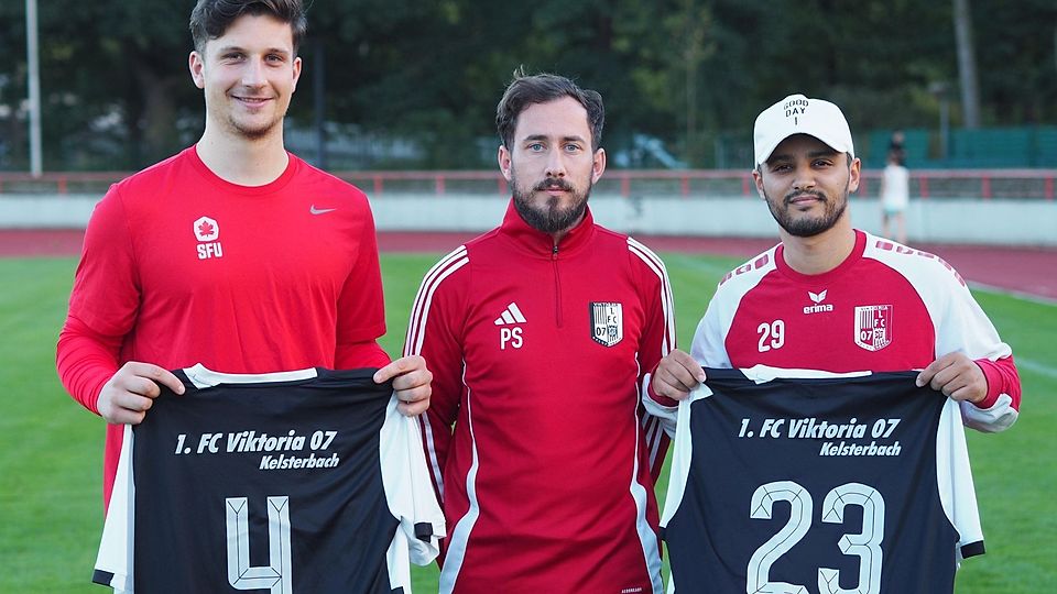 Viktoria Kelsterbach um Cheftrainer Patrick Schmidt (mitte) präsentiert mit Nicolai Placzek (links) und Turgay Akbulut (rechts) zwei vielversprechende Neuzugänge. 